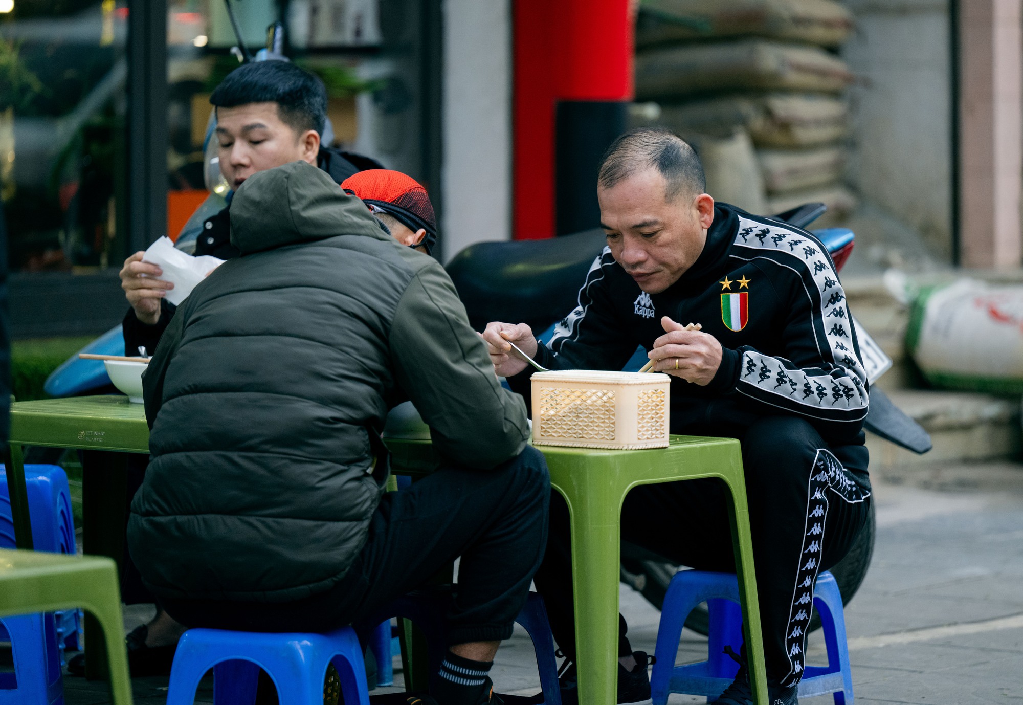 H&agrave; Nội trải qua đợt r&eacute;t đậm nhất m&ugrave;a Đ&ocirc;ng với Nhiệt độ xuống thấp - Ảnh 11.