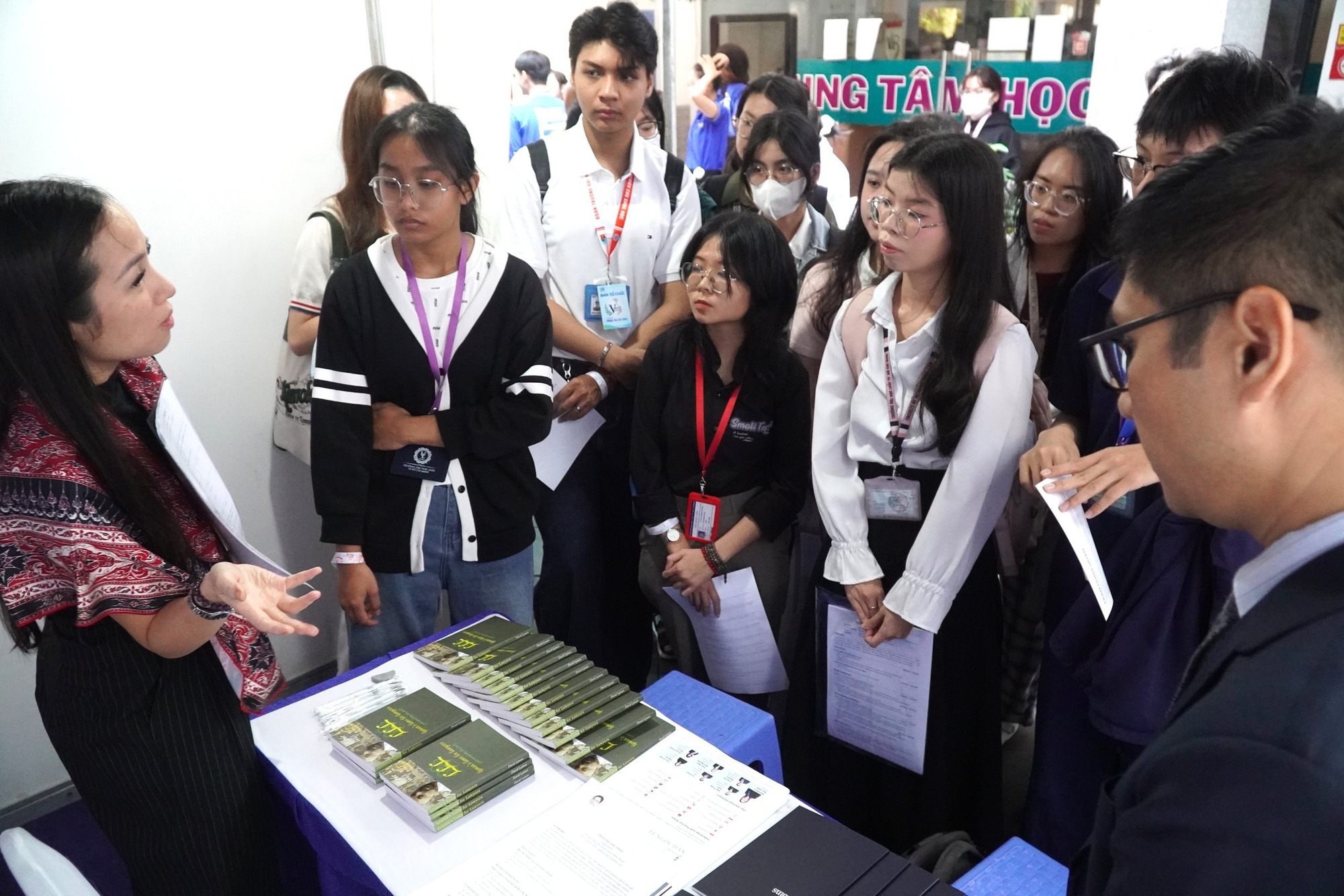 Vừa tốt nghiệp, sinh vi&ecirc;n trường n&agrave;o c&oacute; mức thu nhập cao nhất?  - Ảnh 2.