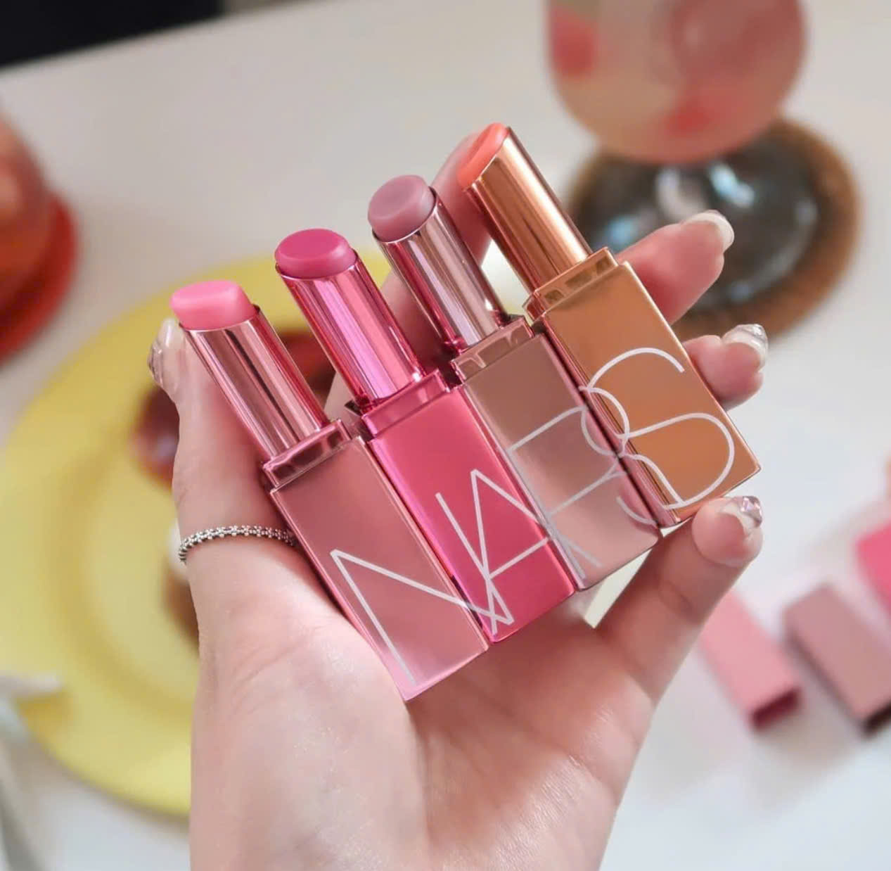 6 thỏi son dưỡng l&ecirc;n m&ocirc;i đẹp kinh khủng, xứng đ&aacute;ng xuống tiền nhất đầu năm 2026 - Ảnh 7.