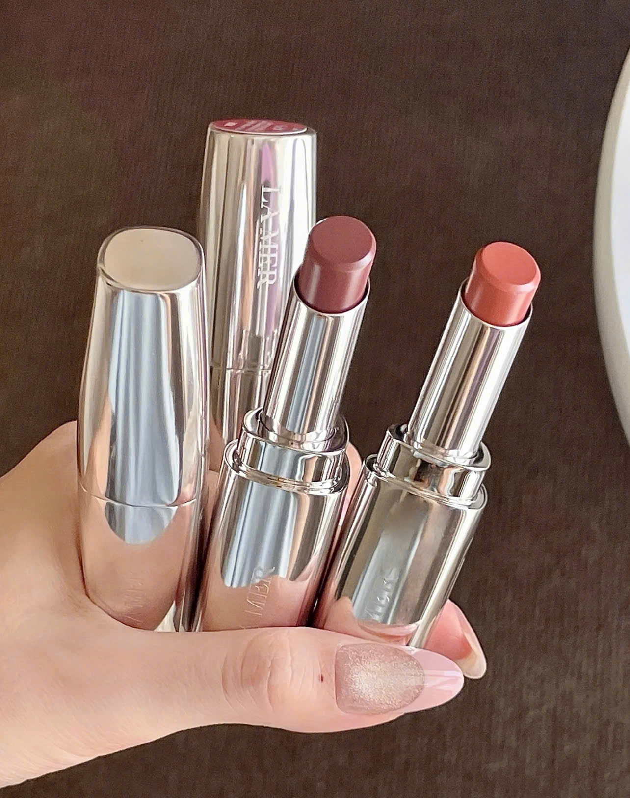 6 thỏi son dưỡng l&ecirc;n m&ocirc;i đẹp kinh khủng, xứng đ&aacute;ng xuống tiền nhất đầu năm 2026 - Ảnh 11.