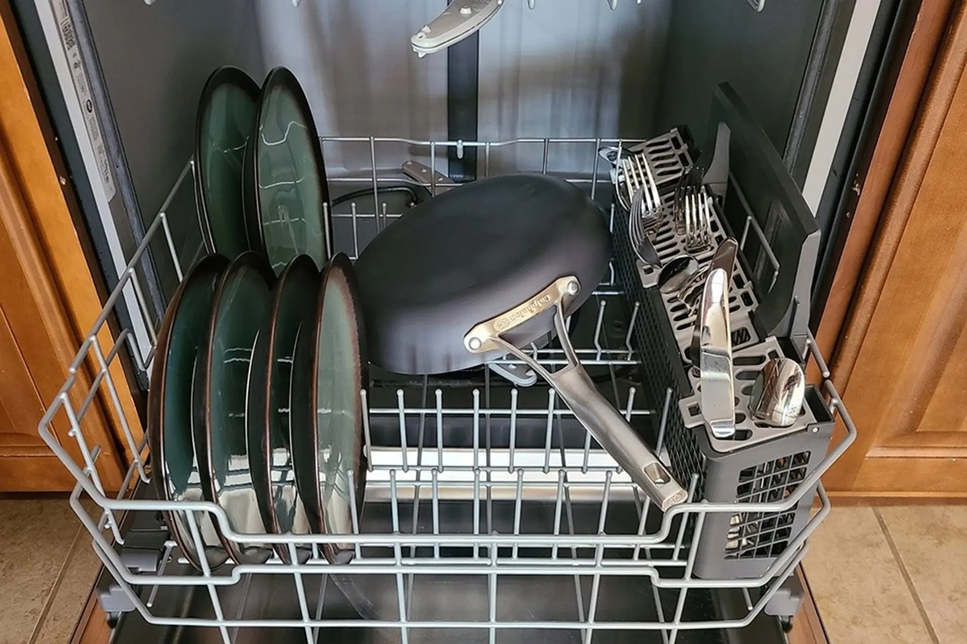 2026 rồi, đến ạ người nào vẫn cho 5 thứ này vào máy rửa bát: Sai rất sai, nhìn hậu quả mới sáng mắt- Ảnh 1. 2026 rồi, đến ạ người nào vẫn cho 5 thứ này vào máy rửa bát: Sai rất sai, nhìn hậu quả mới sáng mắt- Ảnh 1.