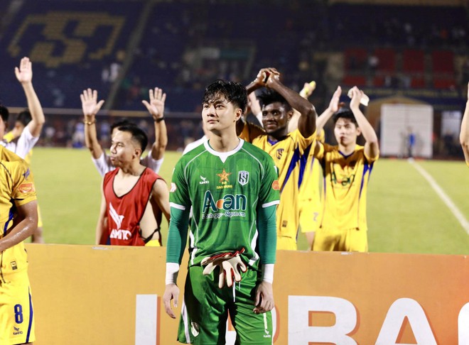 Visual s&aacute;ng bừng của Cao Văn B&igrave;nh: Thủ m&ocirc;n ho&aacute; 