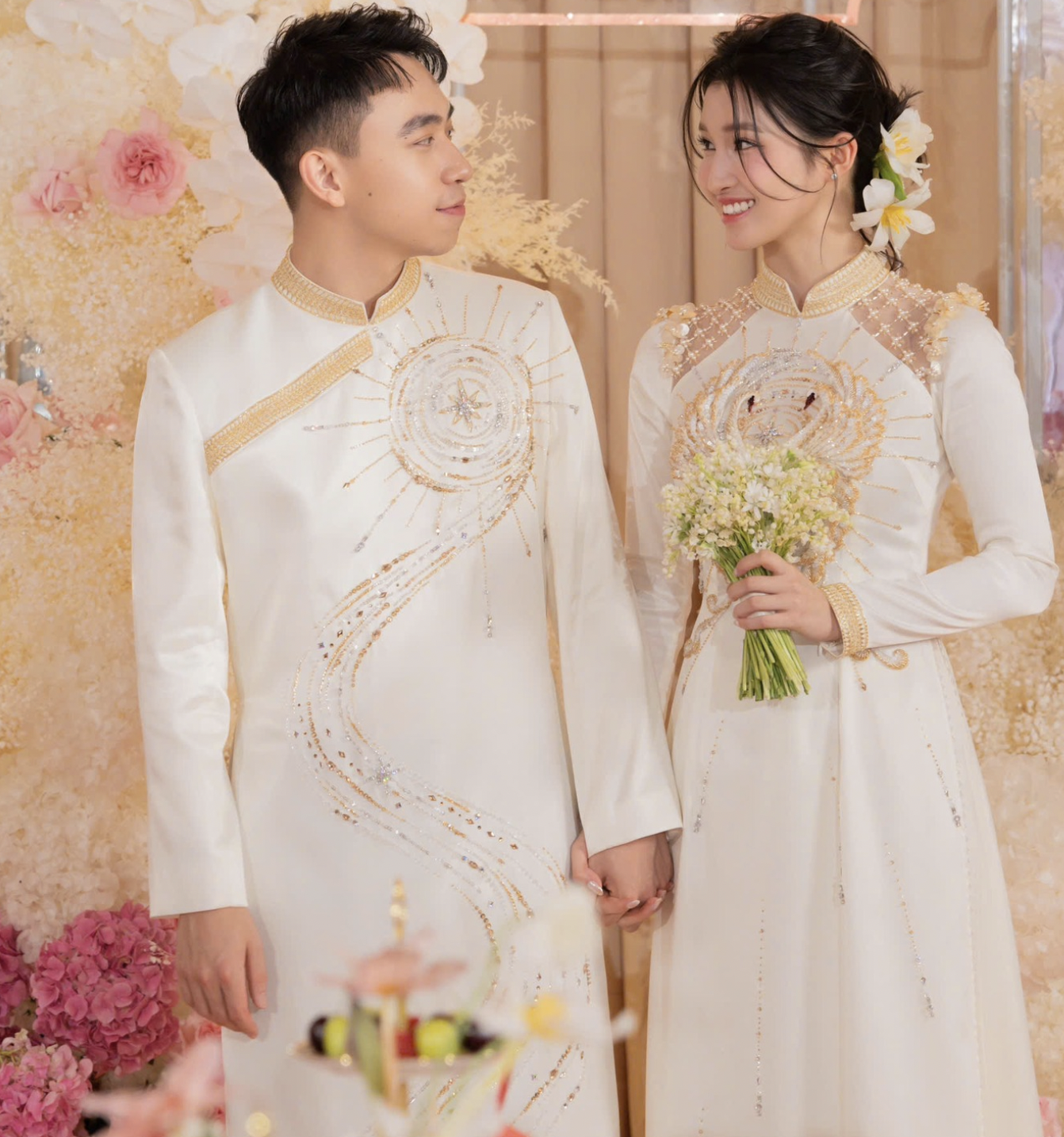 Loạt chi tiết nói lên nhiều điều trong ngày gia đình tỷ phú đón con dâu Phương Nhi- Ảnh 2. Loạt chi tiết nói lên nhiều điều trong ngày gia đình tỷ phú đón con dâu Phương Nhi- Ảnh 2.