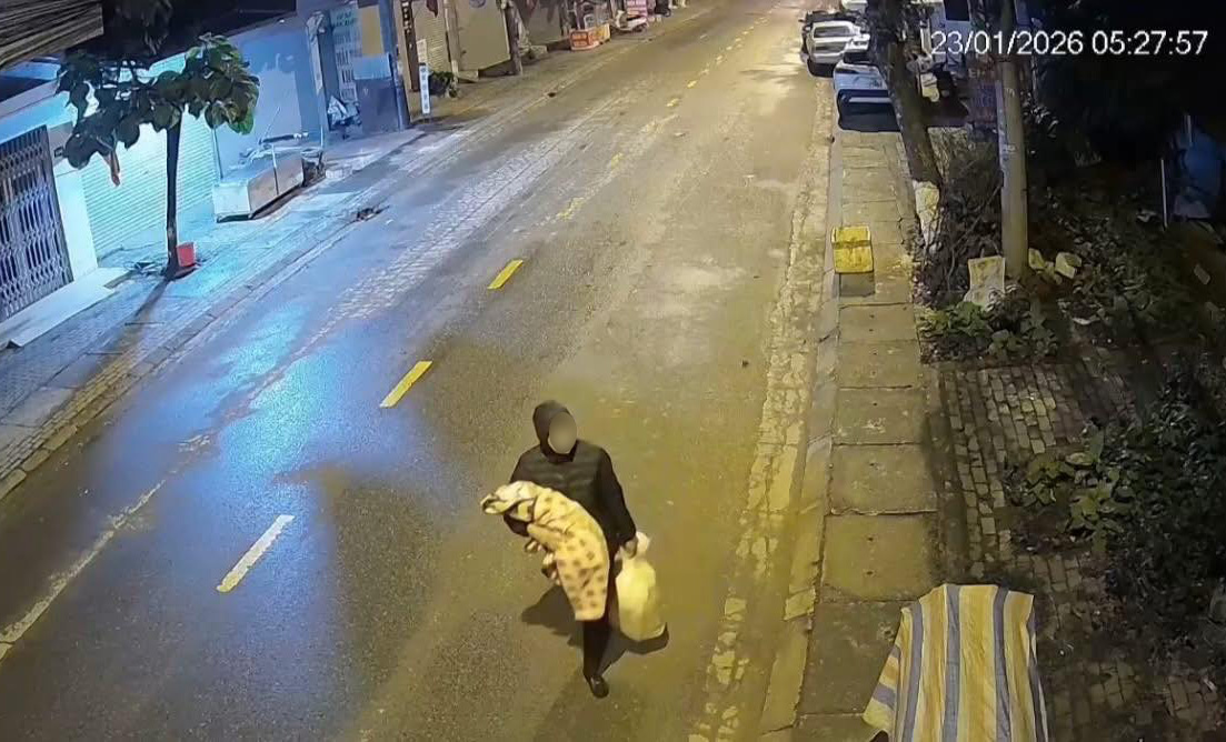 B&eacute; g&aacute;i bị bỏ rơi giữa đ&ecirc;m lạnh 10 độ ở L&agrave;o Cai: T&igrave;nh h&igrave;nh hiện tại ra sao? - Ảnh 1.