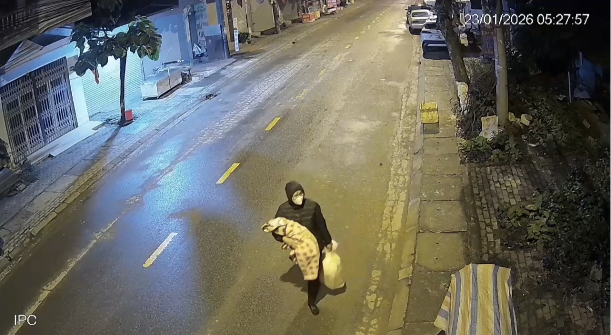 B&eacute; sơ sinh bị bỏ rơi ở vỉa h&egrave; giữa thời tiết lạnh cắt da cắt thịt 10 độ C: Camera tiết lộ h&agrave;nh động phẫn nộ của người phụ nữ- Ảnh 1.