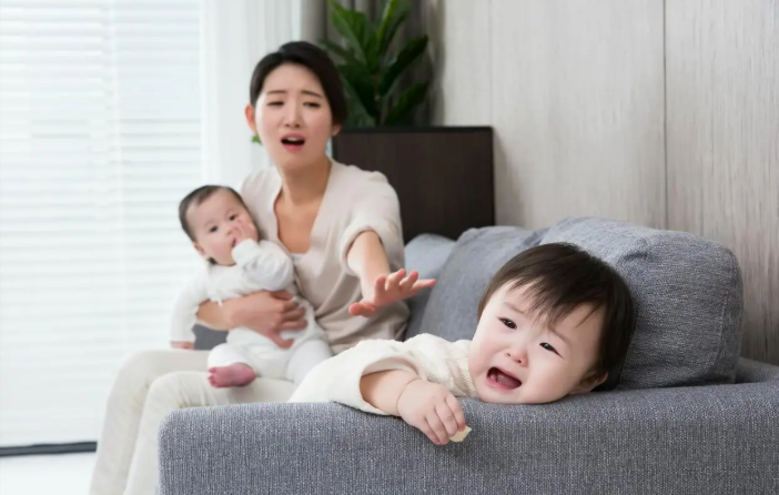 Khoảng c&aacute;ch tuổi 