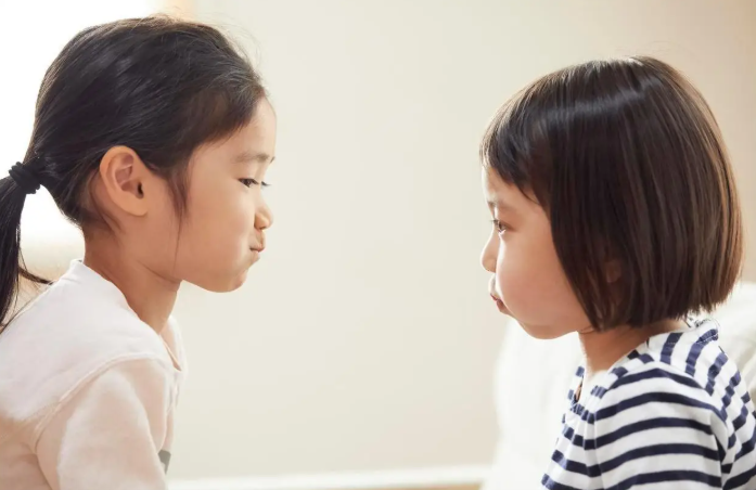 Khoảng c&aacute;ch tuổi 