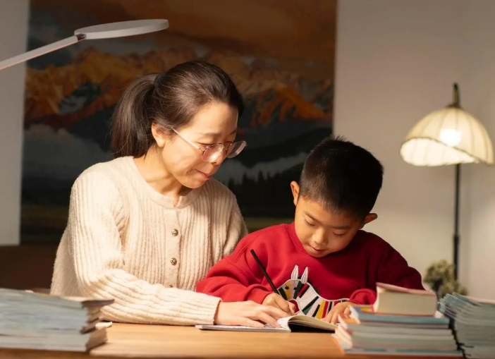 Khoảng c&aacute;ch tuổi 