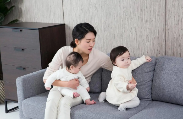 Khoảng c&aacute;ch tuổi 