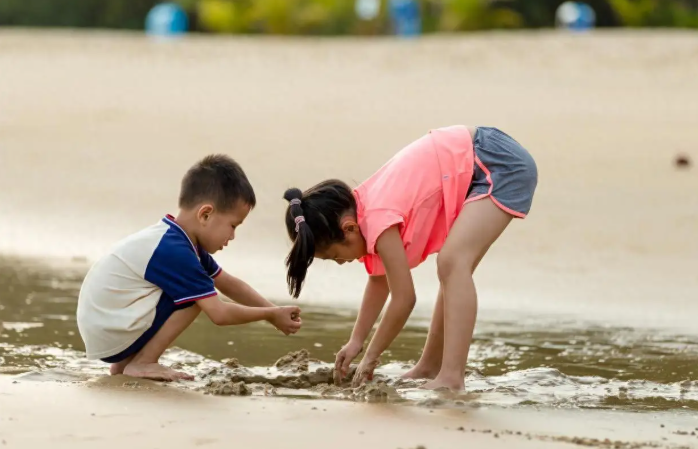 Khoảng c&aacute;ch tuổi 