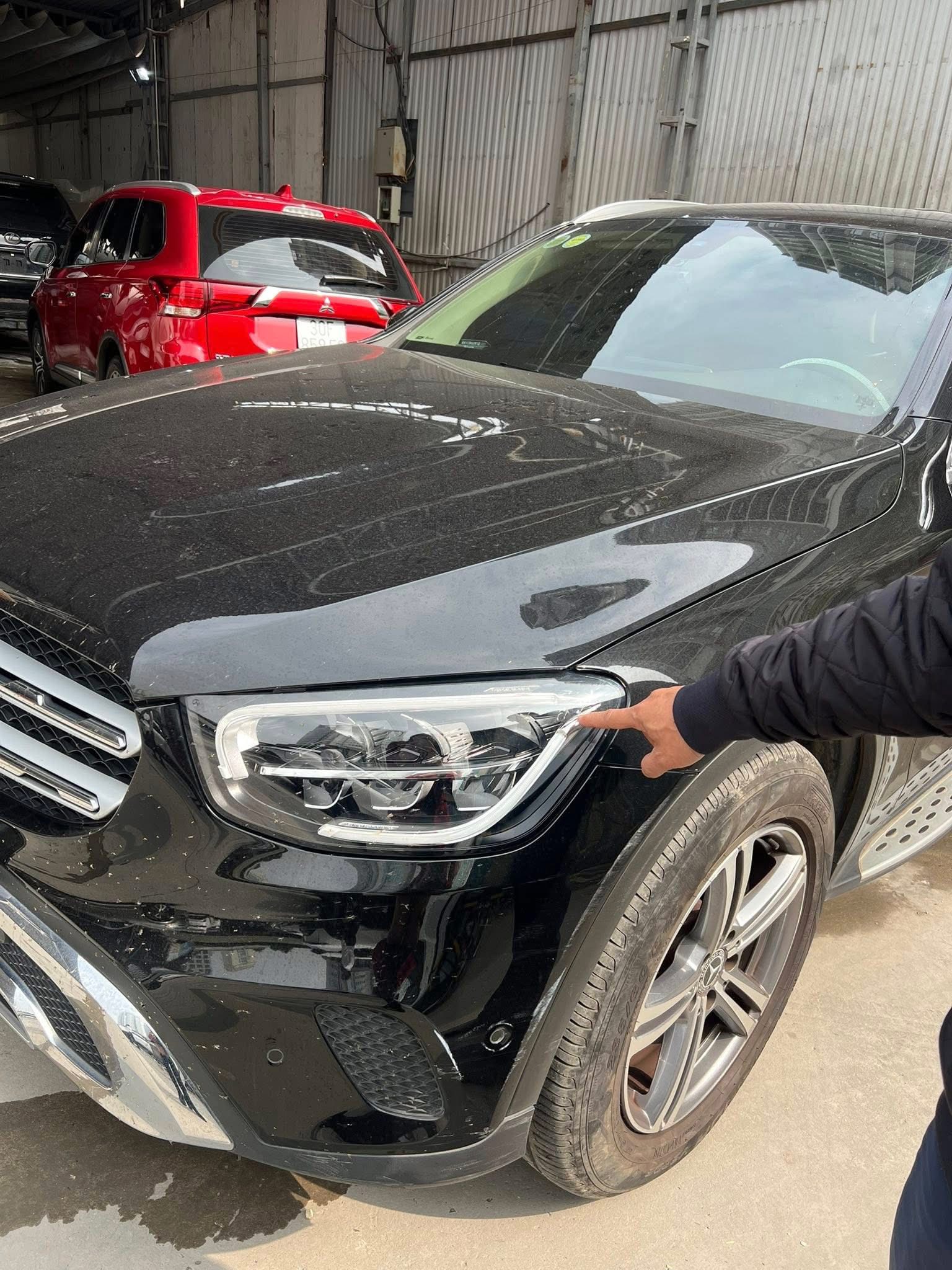 Công an vào cuộc vụ xe Mercedes bị cào xước, bẻ gương, đập kính khi đỗ trước một trung tâm tiếng Anh - Ảnh 2.