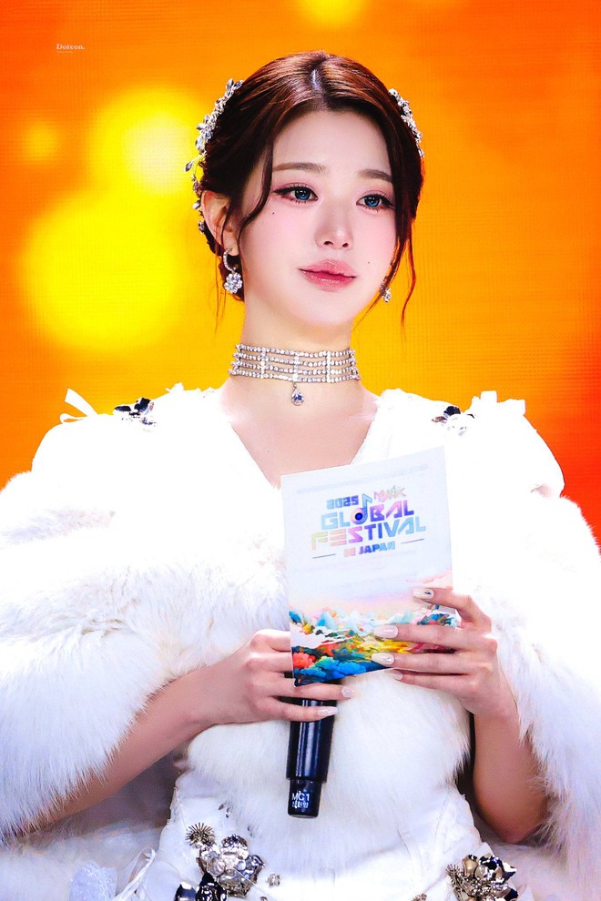 Đôi môi bất thường của Jang Wonyoung - Ảnh 2. Đôi môi bất thường của Jang Wonyoung - Ảnh 2.