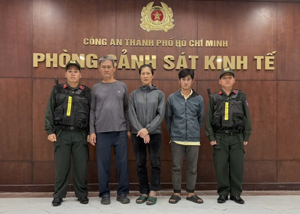 Vợ chồng sản xuất thuốc đông y giả , biến hóa thành hàng nhập khẩu từ Singapore - Ảnh 1. Vợ chồng sản xuất thuốc đông y giả , biến hóa thành hàng nhập khẩu từ Singapore - Ảnh 1.