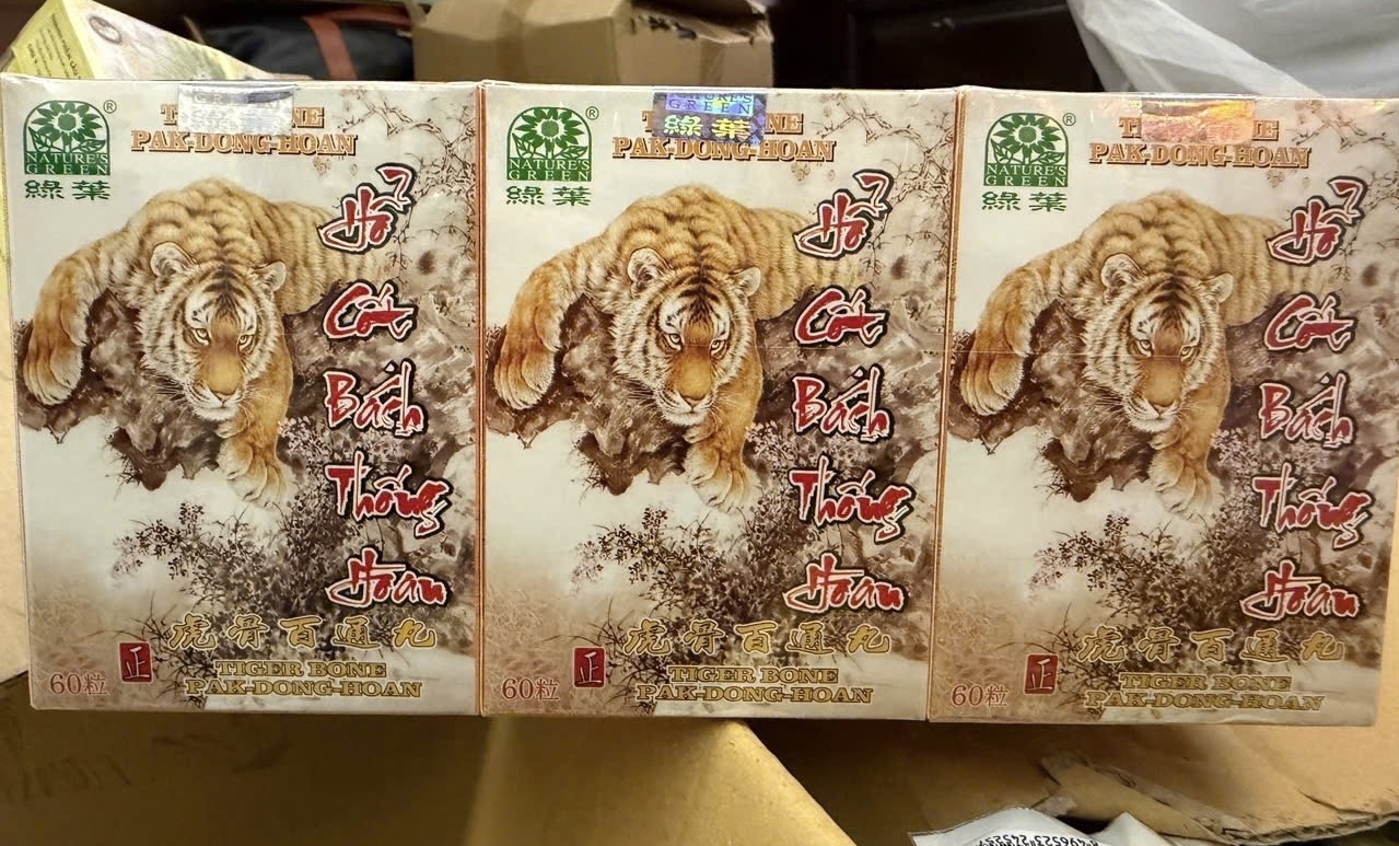 Vợ chồng sản xuất thuốc đông y giả , biến hóa thành hàng nhập khẩu từ Singapore - Ảnh 3. Vợ chồng sản xuất thuốc đông y giả , biến hóa thành hàng nhập khẩu từ Singapore - Ảnh 3.