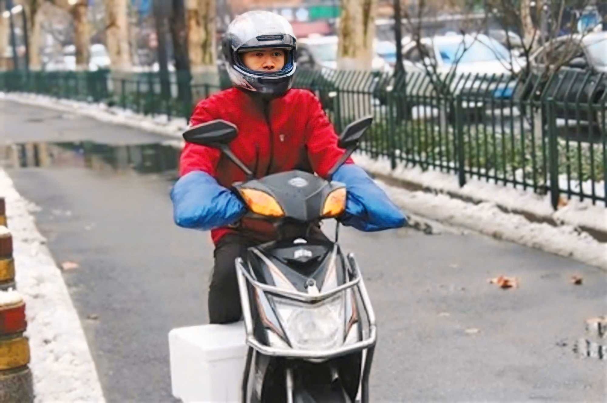 Kh&ocirc;ng c&oacute; bằng đại học, shipper vẫn 