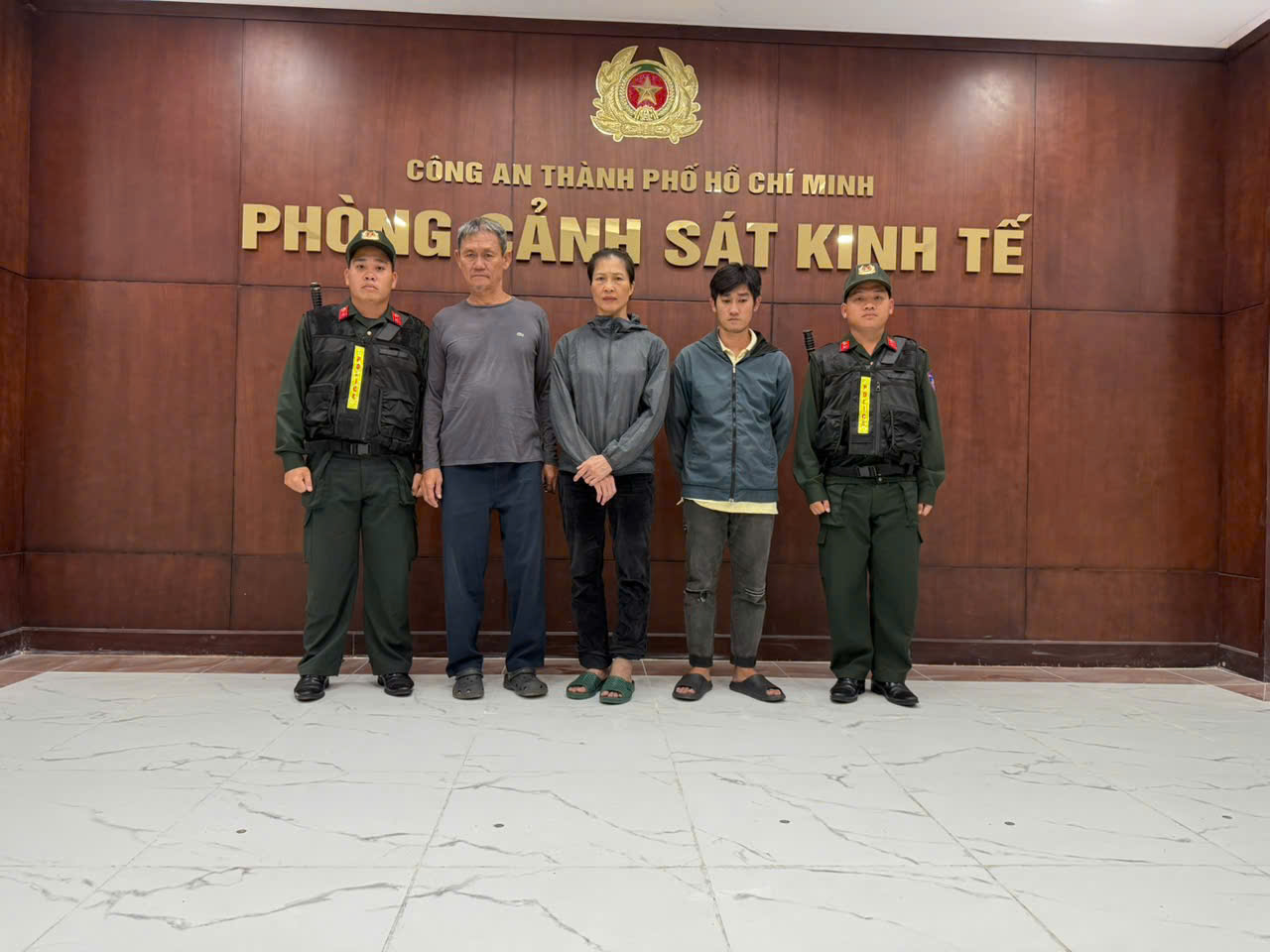 CLIP B&ecirc;n trong c&ocirc;ng xưởng 