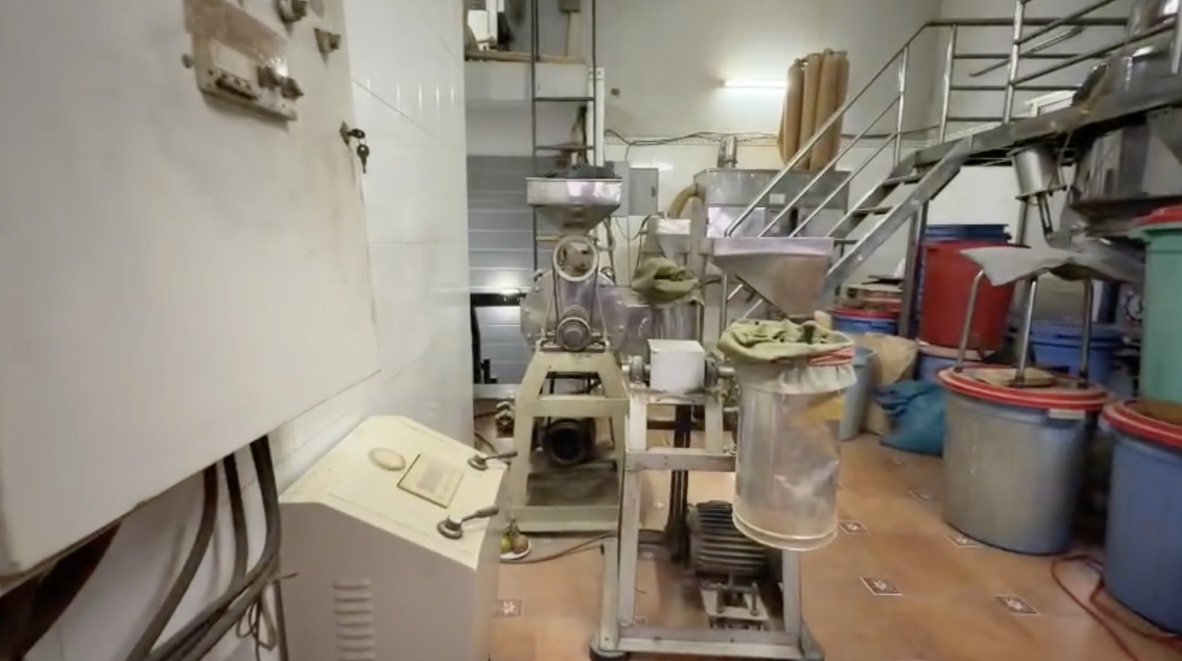 CLIP B&ecirc;n trong c&ocirc;ng xưởng 