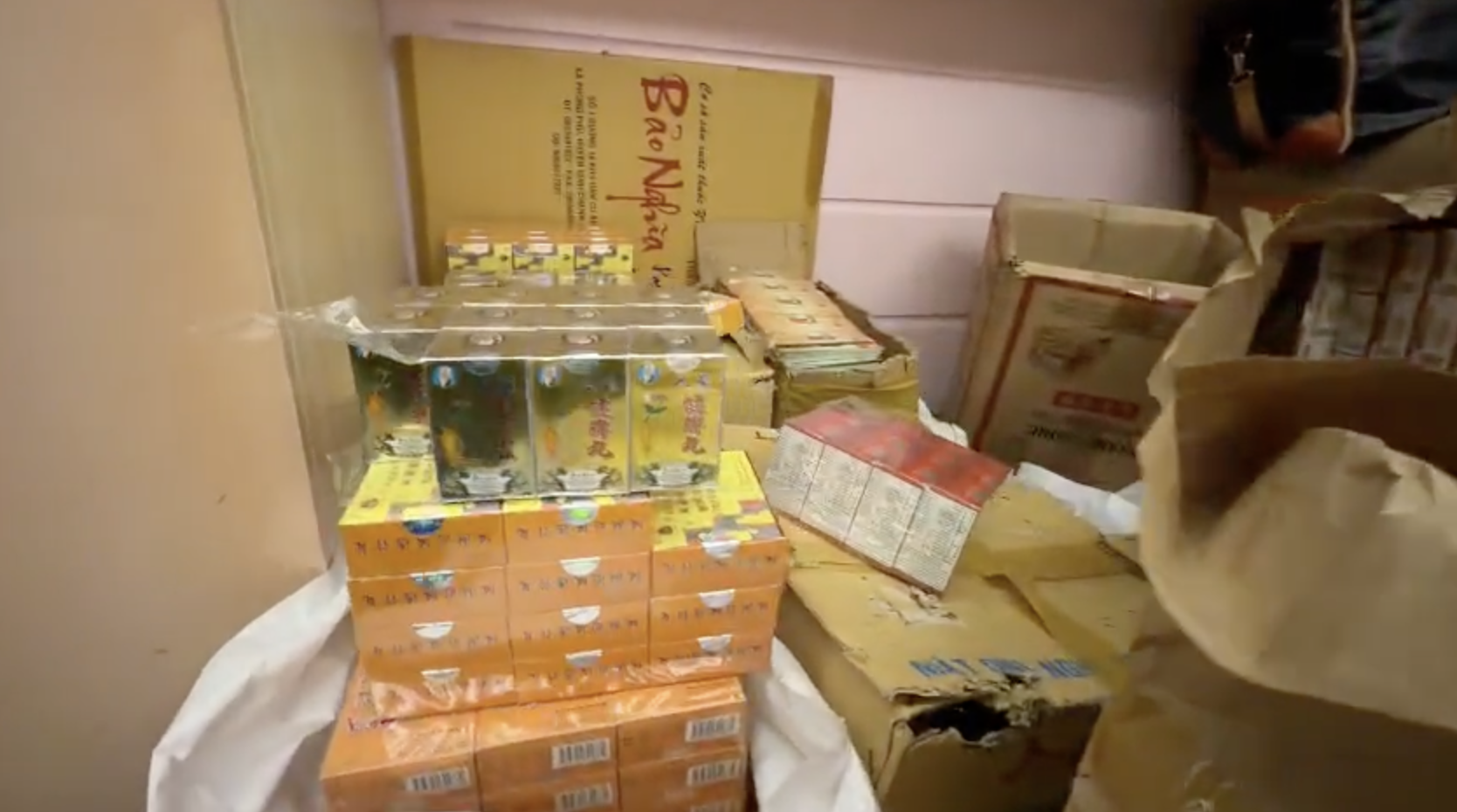 CLIP B&ecirc;n trong c&ocirc;ng xưởng 