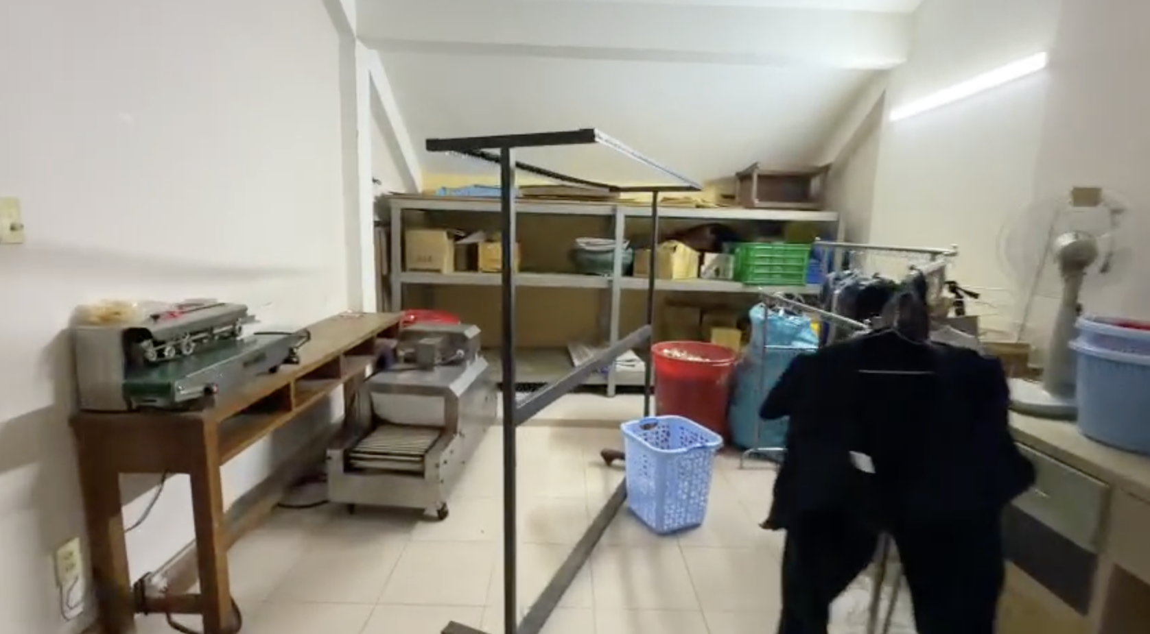 CLIP B&ecirc;n trong c&ocirc;ng xưởng 