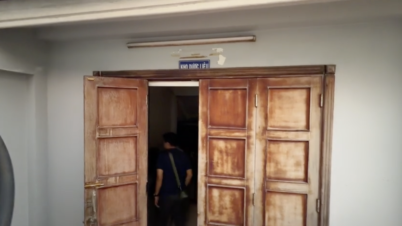 CLIP B&ecirc;n trong c&ocirc;ng xưởng 