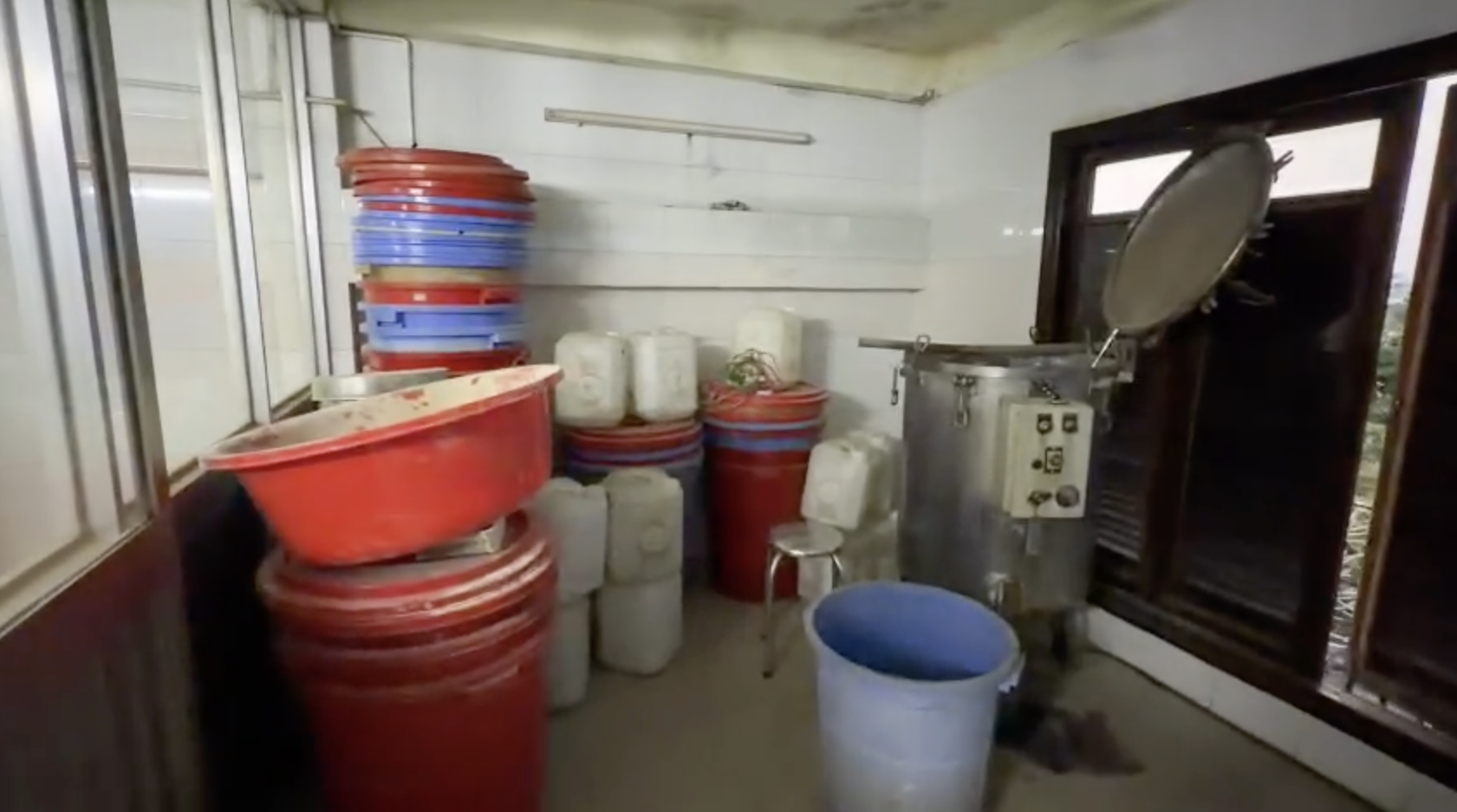 CLIP B&ecirc;n trong c&ocirc;ng xưởng 