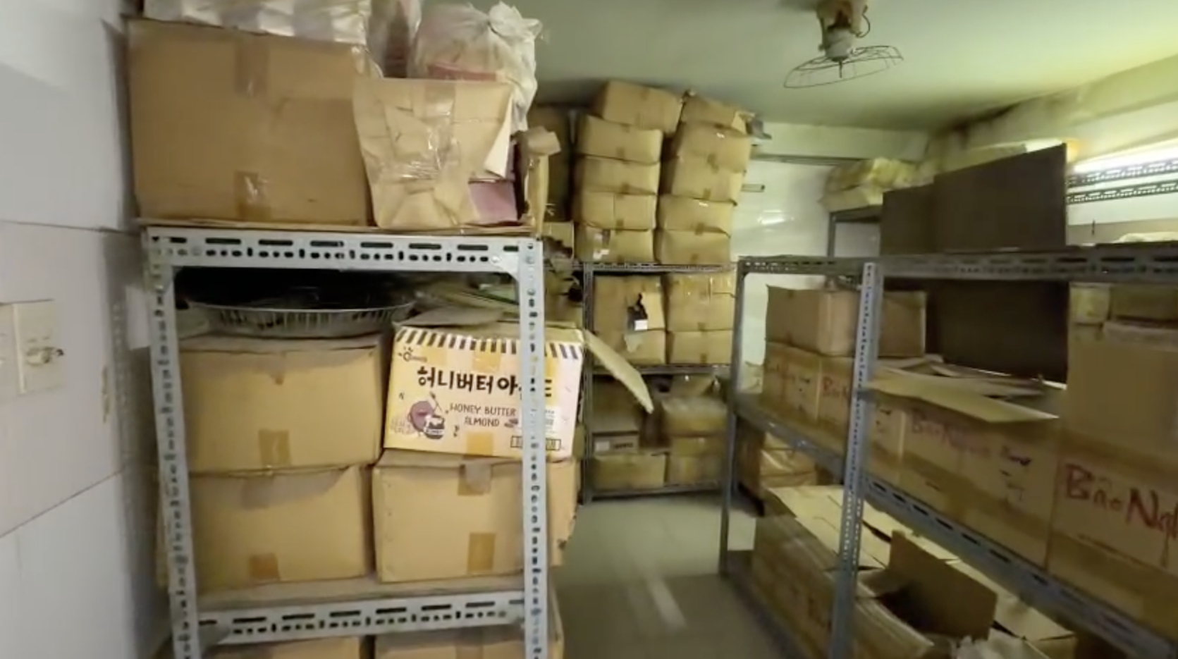 CLIP B&ecirc;n trong c&ocirc;ng xưởng 