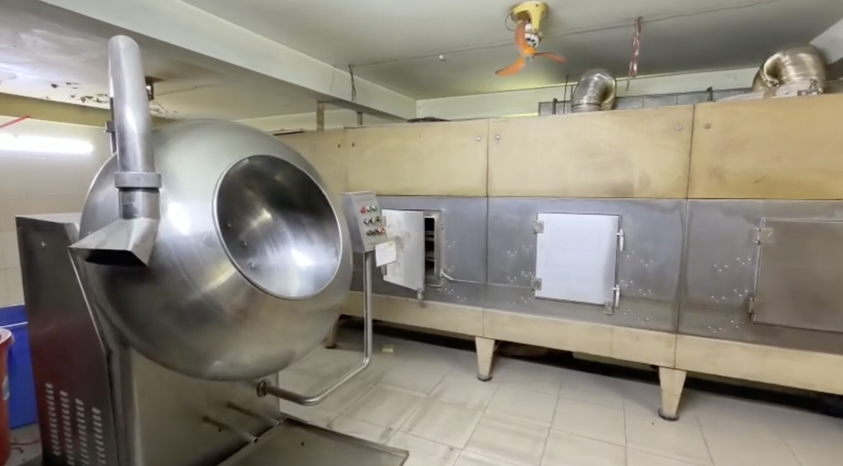 CLIP B&ecirc;n trong c&ocirc;ng xưởng 