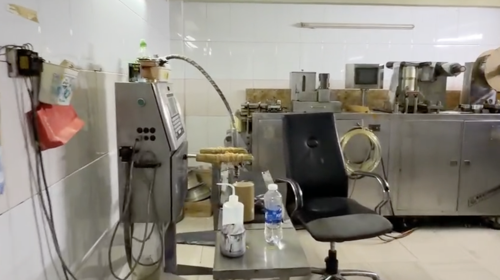 CLIP B&ecirc;n trong c&ocirc;ng xưởng 