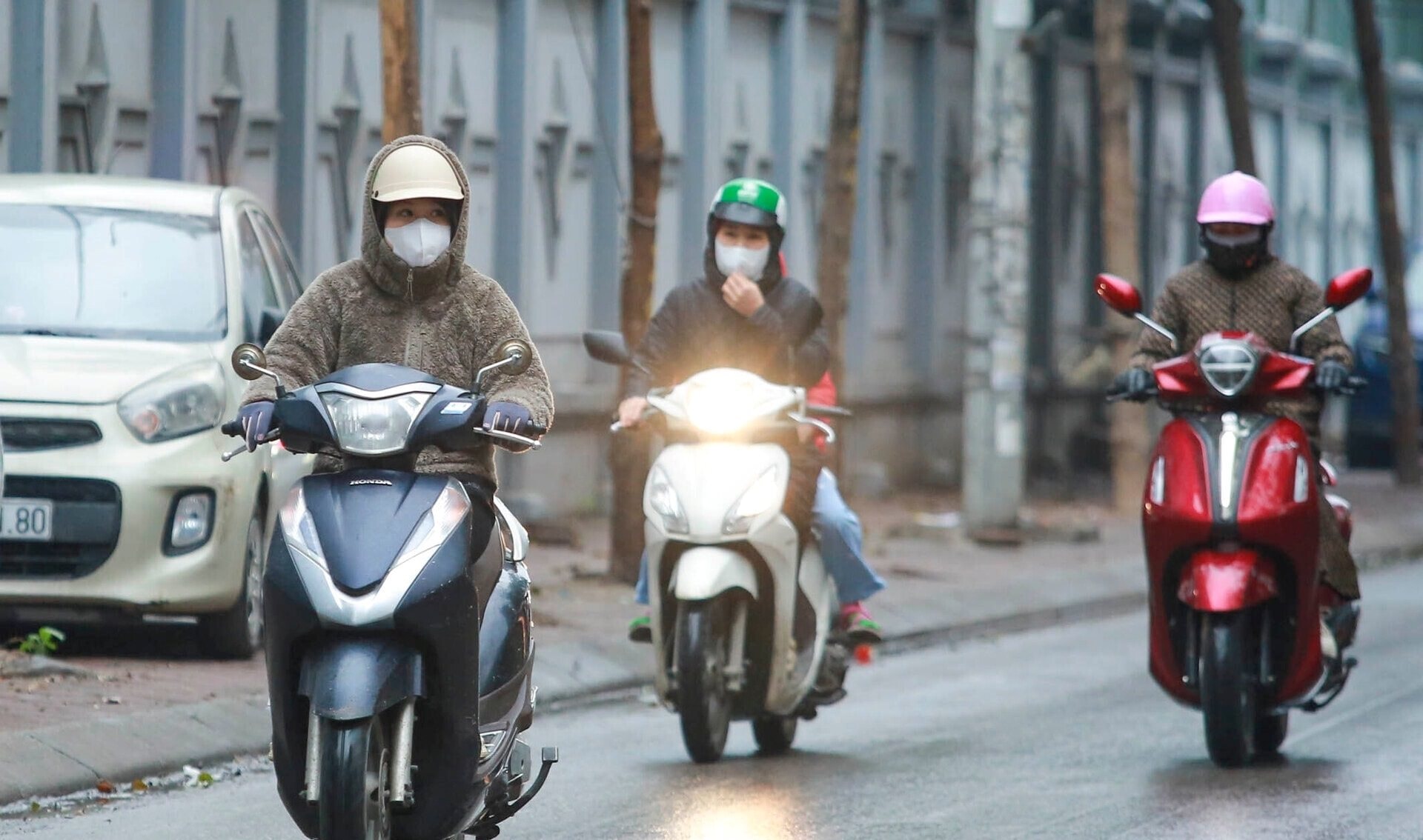 Miền Bắc sắp đ&oacute;n th&ecirc;m một đợt kh&ocirc;ng kh&iacute; lạnh mới, g&acirc;y mưa r&eacute;t - Ảnh 1.