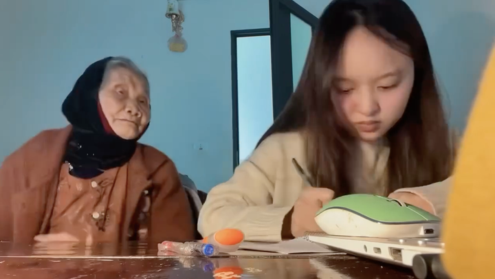 Clip b&agrave; nội ngồi b&ecirc;n cả buổi ngắm ch&aacute;u học b&agrave;i khiến d&acirc;n mạng rưng rưng- Ảnh 1.