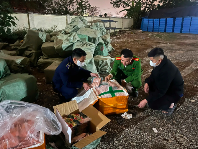 Ph&aacute;t hiện hơn 10 tấn thực phẩm kh&ocirc;ng r&otilde; nguồn gốc tại H&agrave; Nội - Ảnh 1.
