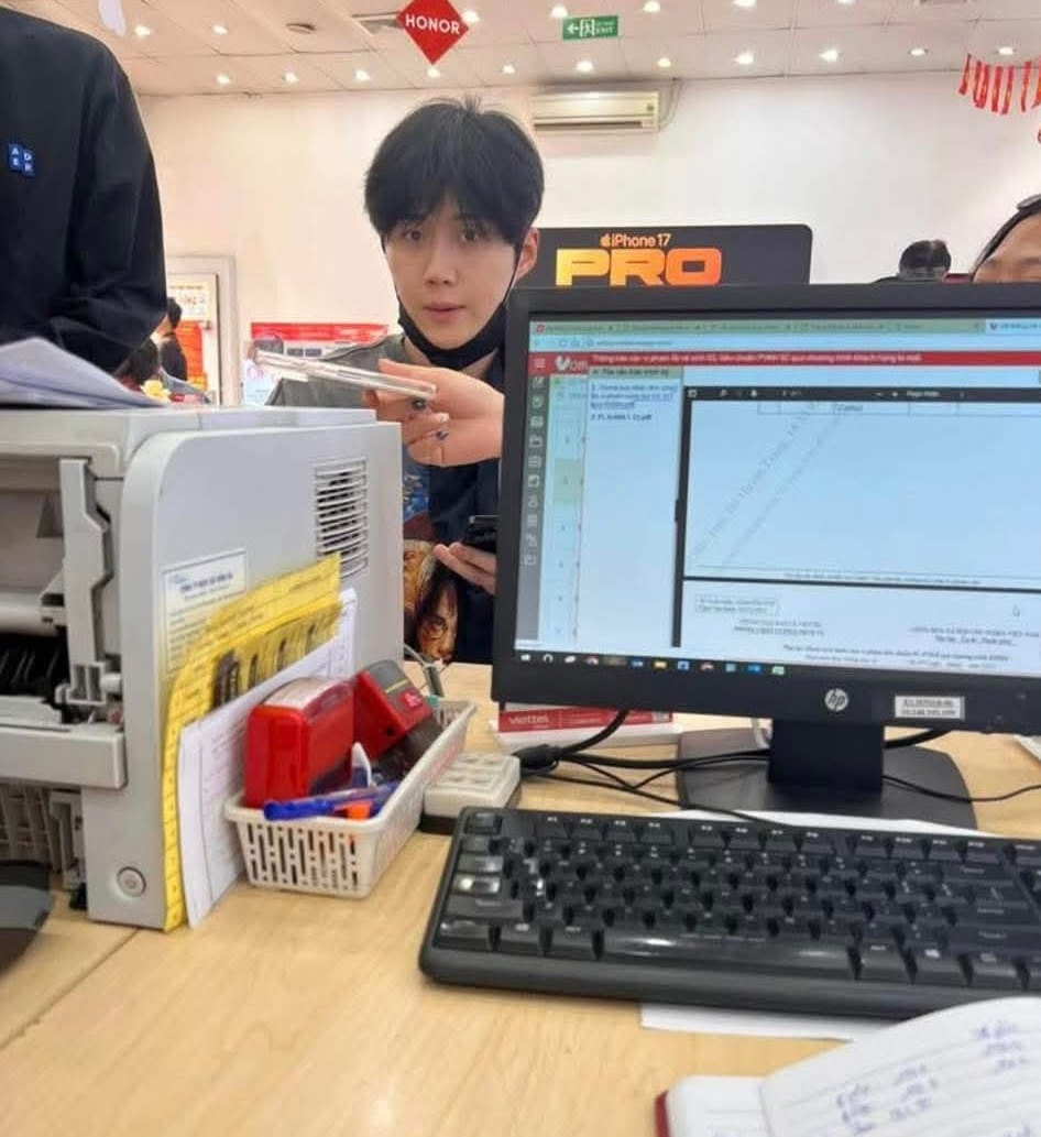 Kim Seon Ho mua iPhone 17 Pro tại Việt Nam: Nguy&ecirc;n nh&acirc;n khiến fan ph&aacute;t sốt - Ảnh 1.