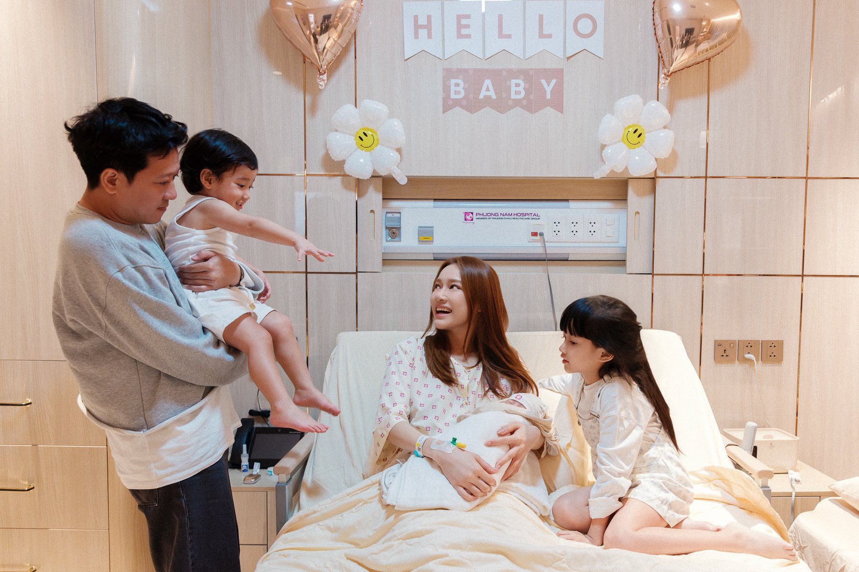 Nhã Phương sinh thiên thần thứ 3: Giống hệt hai anh chị, bé út chờ ba đi  làm mới chịu ra đời