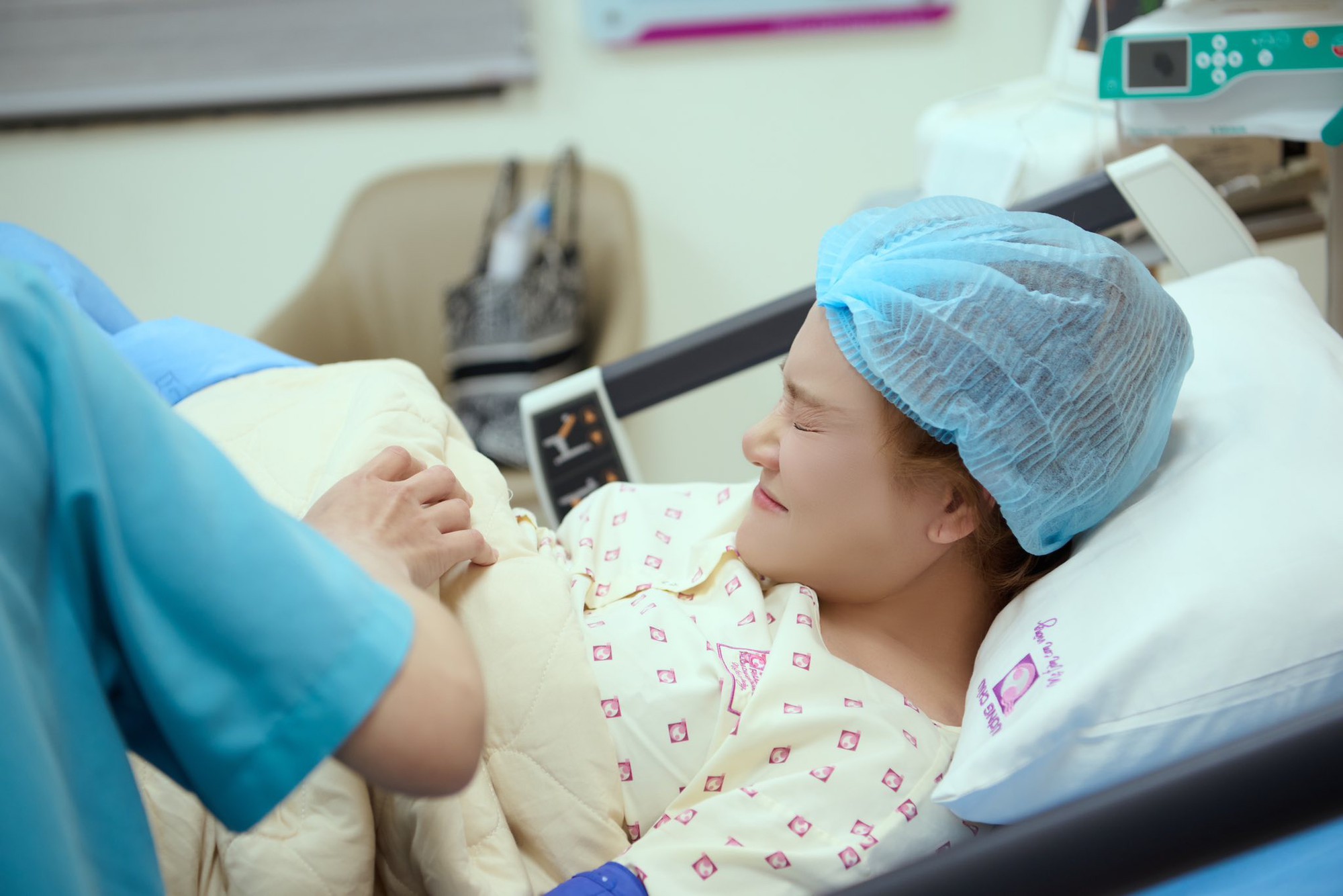 Trường Giang kh&oacute;c nấc khi Nh&atilde; Phương sinh con lần 3 qua điện thọai - Ảnh 1.