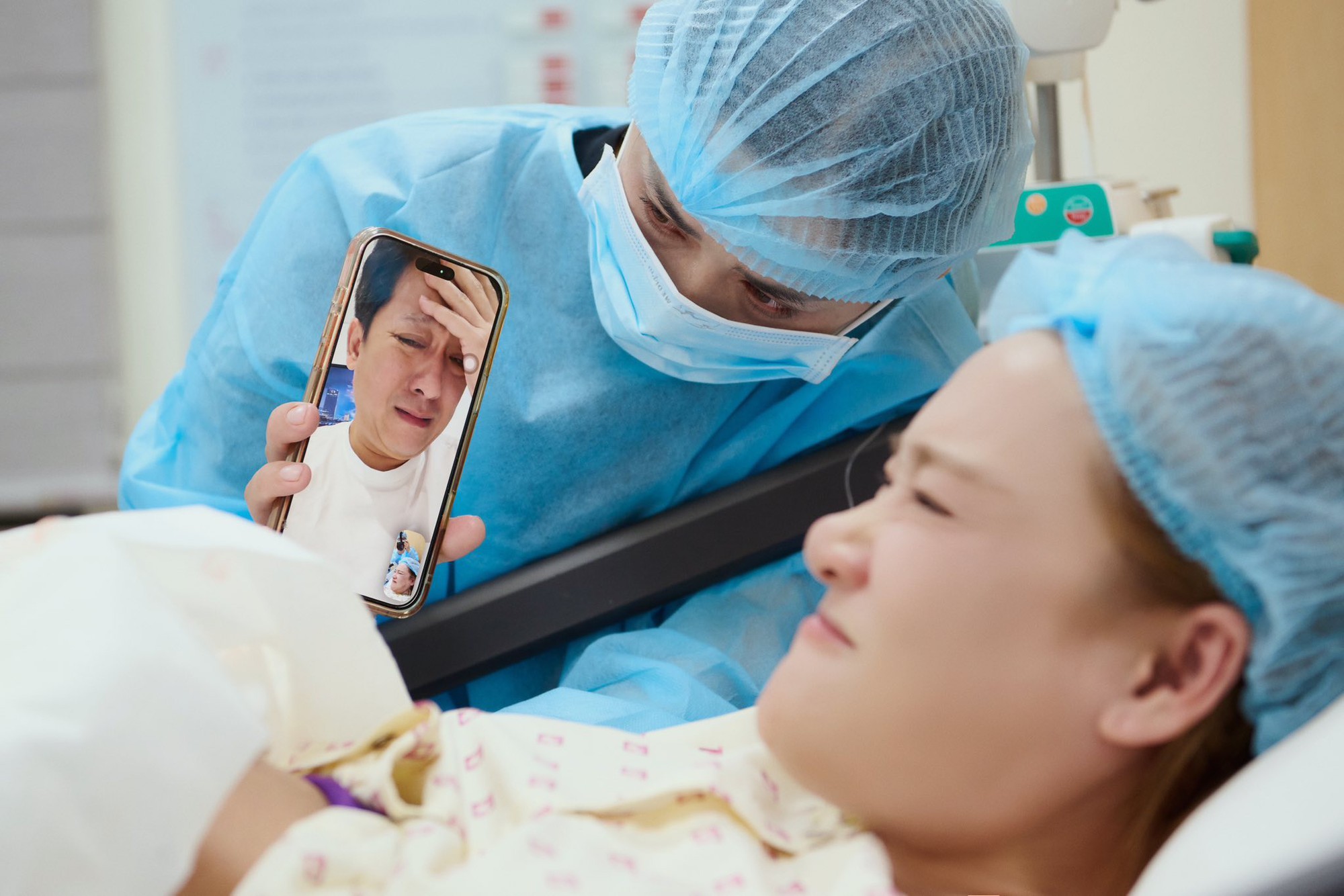 Trường Giang kh&oacute;c nấc khi Nh&atilde; Phương sinh con lần 3 qua điện thọai - Ảnh 3.