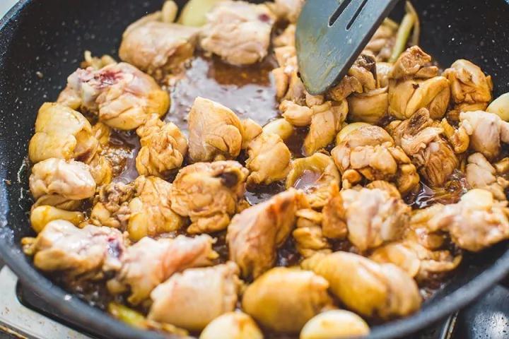 2 Món ăn ngày rét dễ nấu giúp gia đình ấm áp và ngon miệng - Ảnh 5. 2 Món ăn ngày rét dễ nấu giúp gia đình ấm áp và ngon miệng - Ảnh 5.