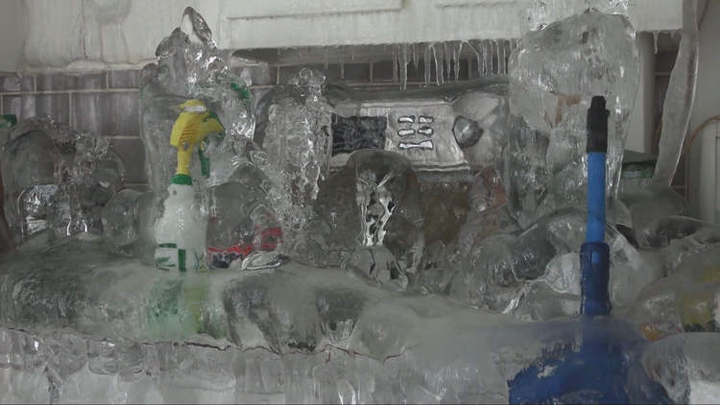 Chủ nh&agrave; Quebec 'kh&oacute;c r&ograve;ng' khi thấy căn hộ biến th&agrave;nh l&acirc;u đ&agrave;i băng v&igrave; người thu&ecirc; - Ảnh 1.