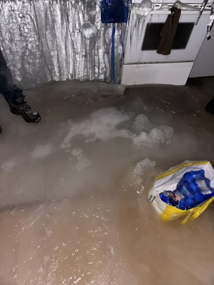 Chủ nh&agrave; Quebec 'kh&oacute;c r&ograve;ng' khi thấy căn hộ biến th&agrave;nh l&acirc;u đ&agrave;i băng v&igrave; người thu&ecirc; - Ảnh 3.