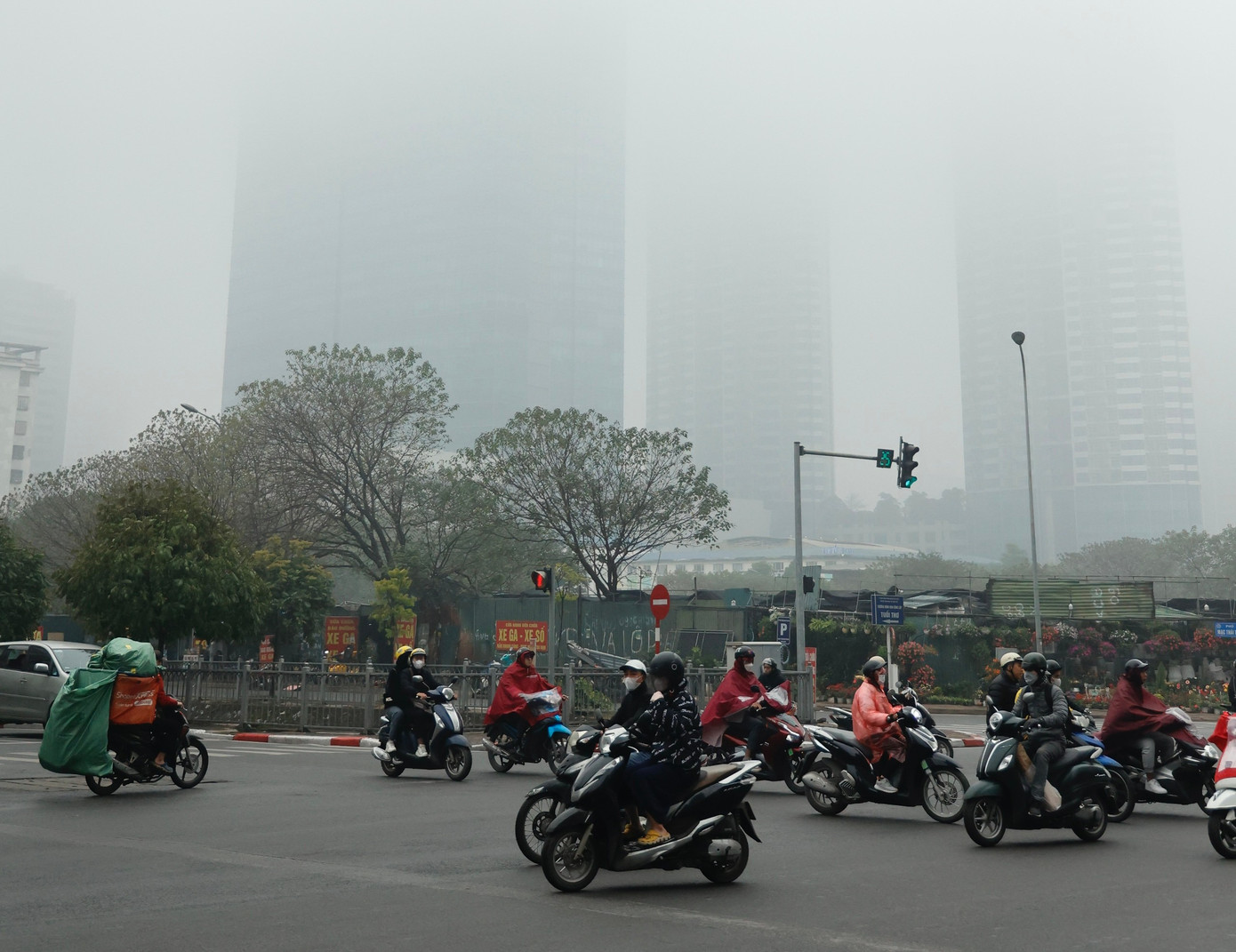 &Ocirc; nhiễm kh&ocirc;ng kh&iacute; H&agrave; Nội: Khuyến c&aacute;o người d&acirc;n hạn chế ra ng&ograve;ai để bảo vệ sức khỏe - Ảnh 1.