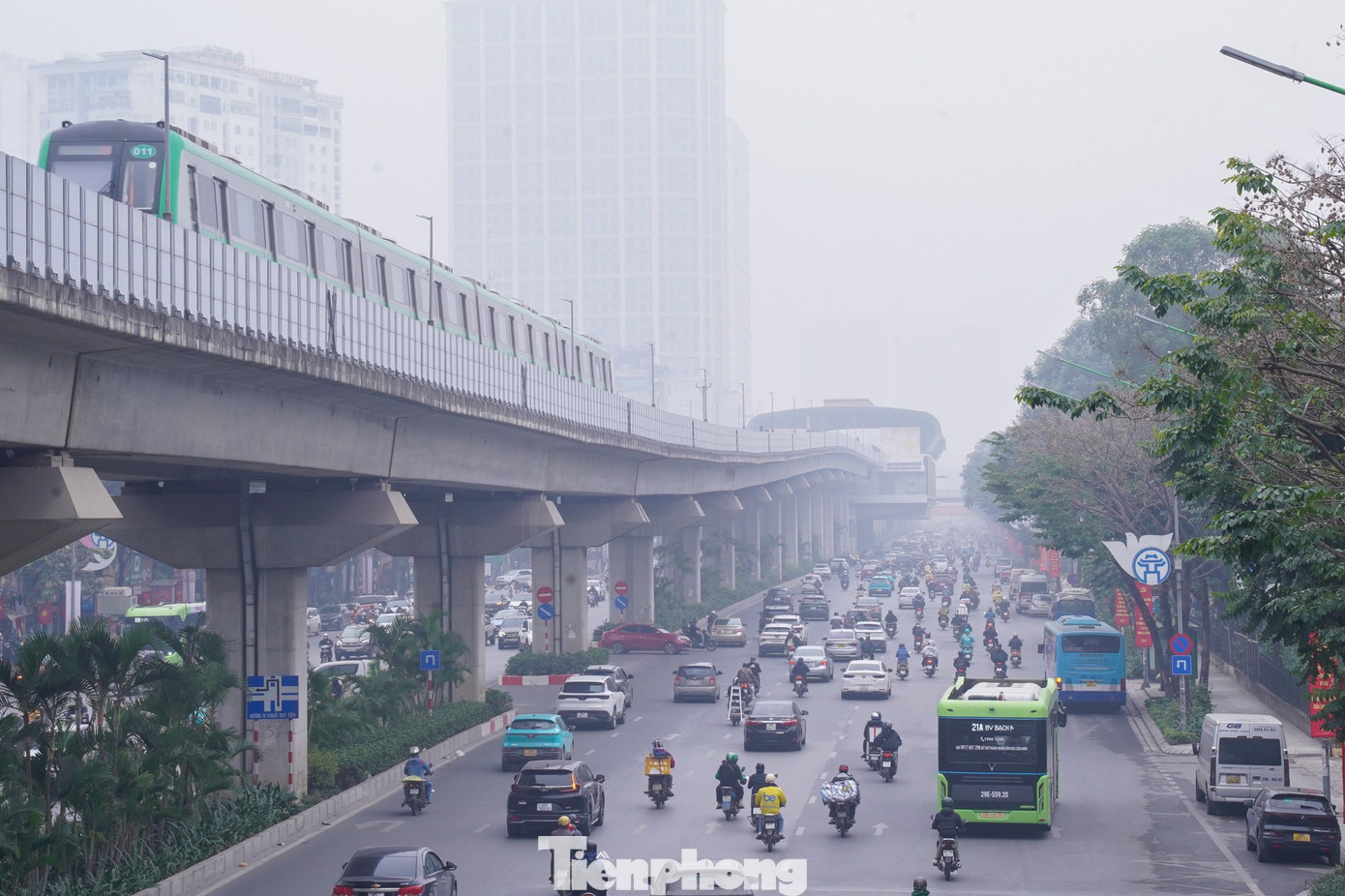 H&agrave; Nội m&ugrave; sương v&agrave; chất lượng kh&ocirc;ng kh&iacute; xấu g&acirc;y ảnh hưởng đến sức khỏe - Ảnh 2.