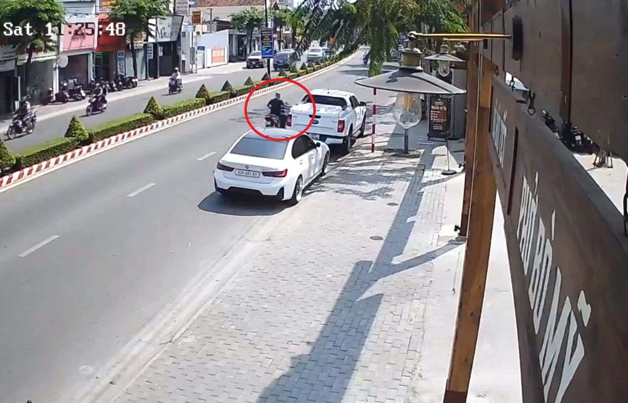 Người đ&agrave;n &ocirc;ng đập gương chiếu hậu &ocirc; t&ocirc; tr&ecirc;n phố TPHCM g&acirc;y x&ocirc;n xao dư luận - Ảnh 2.