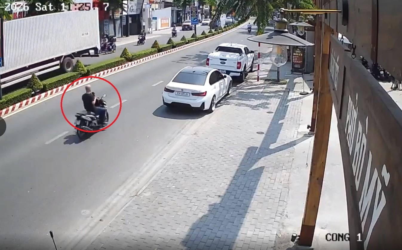 Người đ&agrave;n &ocirc;ng đập gương chiếu hậu &ocirc; t&ocirc; tr&ecirc;n phố TPHCM g&acirc;y x&ocirc;n xao dư luận - Ảnh 1.