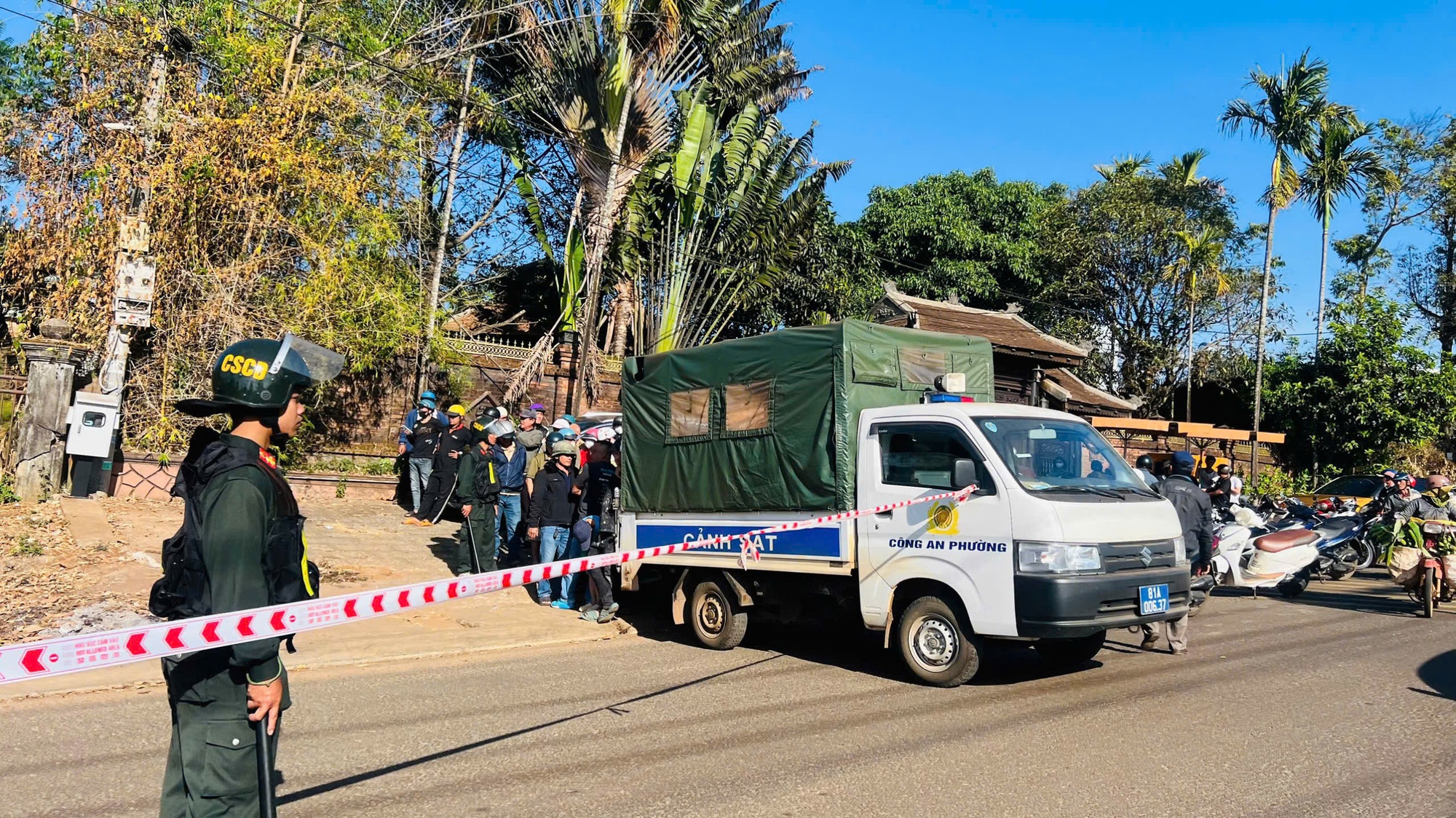 Truy tìm nghi phạm cướp ngân hàng ở Gia Lai với xe máy chôn gần khu công nghiệp - Ảnh 1. Truy tìm nghi phạm cướp ngân hàng ở Gia Lai với xe máy chôn gần khu công nghiệp - Ảnh 1.