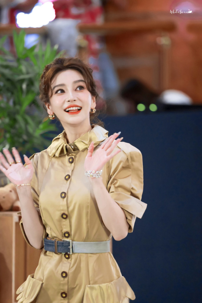 Angelababy g&acirc;y phẫn nộ v&igrave; mặc đồ Haute Couture để livestream b&aacute;n h&agrave;ng- Ảnh 9.