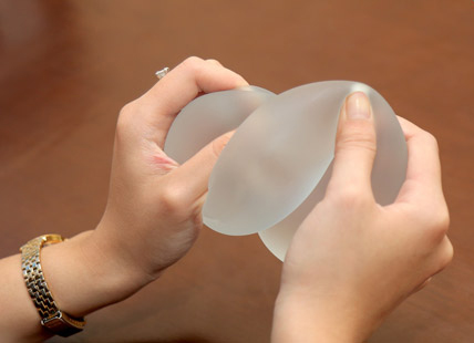 Người phụ nữ phát hiện vỡ túi độn ngực khi đi kiểm tra sức khỏe: Cảnh báo nguy cơ tổn thương âm thầm sau phẫu thuật nâng ngực - Ảnh 1.