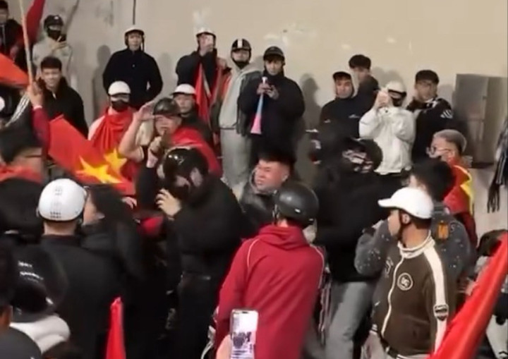 Công an Hà Nội tạm giữ thanh niên gây rối và sàm sỡ ở hầm Kim Liên - Ảnh 2. Công an Hà Nội tạm giữ thanh niên gây rối và sàm sỡ ở hầm Kim Liên - Ảnh 2.