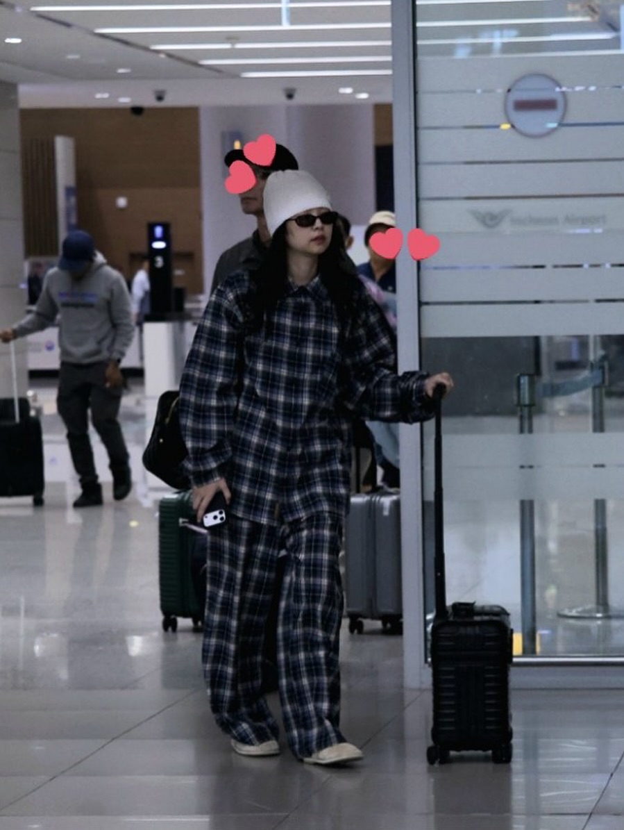 Những khoảnh khắc n&oacute;ng bỏng của Jennie BLACKPINK v&agrave; tin đồn hẹn h&ograve; với V BTS - Ảnh 6.