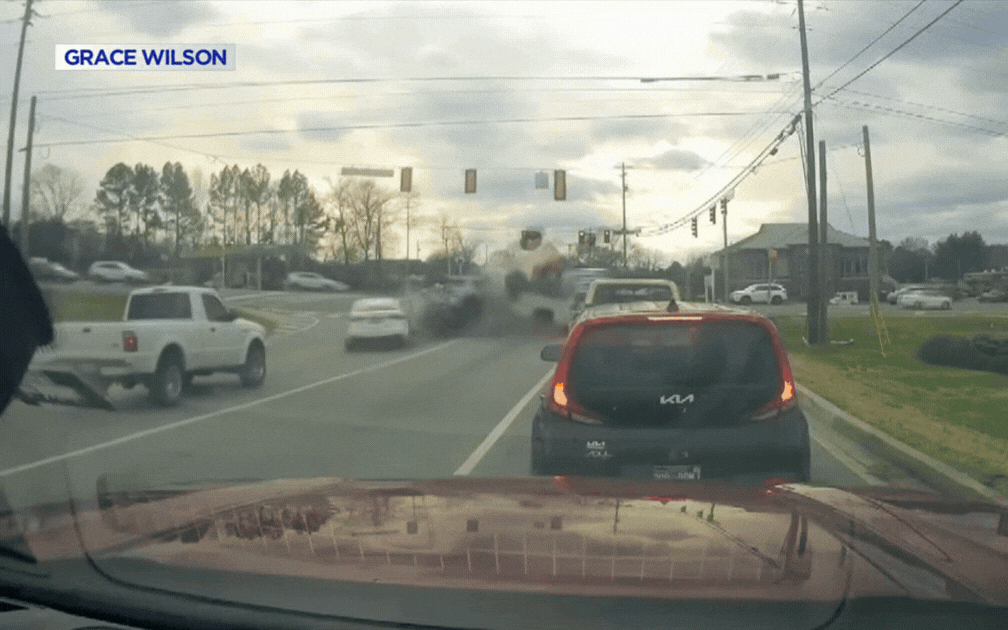 Cụ b&agrave; 83 tuổi đạp nhầm ch&acirc;n ga g&acirc;y tai nạn li&ecirc;n ho&agrave;n tại Georgia - Ảnh 1.