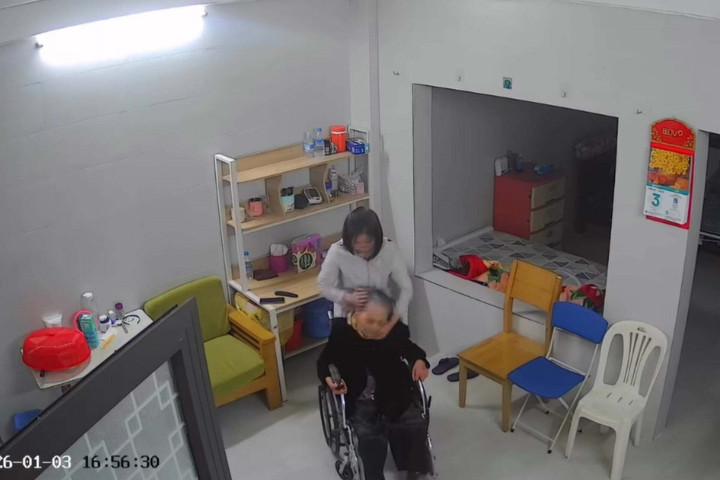 Điều tra vụ nữ gi&uacute;p việc bạo h&agrave;nh cụ b&agrave; ngồi tr&ecirc;n xe lăn tại H&agrave; Nội - Ảnh 1.