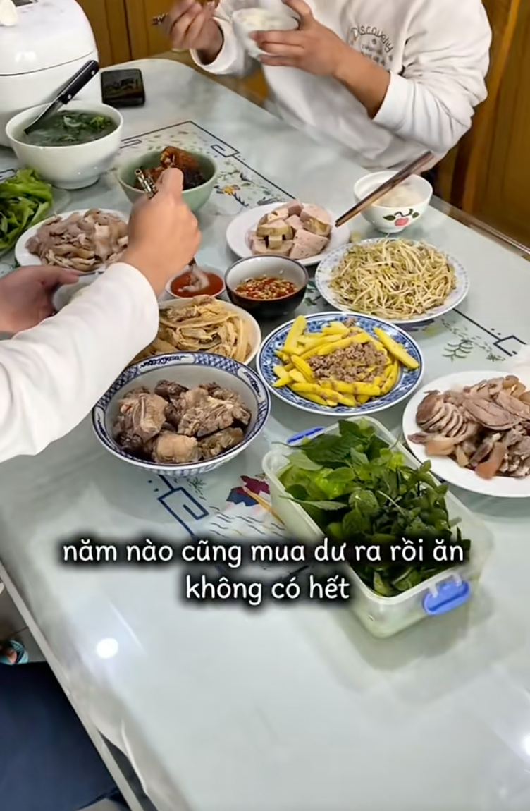 Làm dâu 5 năm, vợ Hà Nội biếu Tết nội - ngoại 3 triệu: Hai nhà chưa nói gì, toàn người ngoài vào "phán"- Ảnh 6.